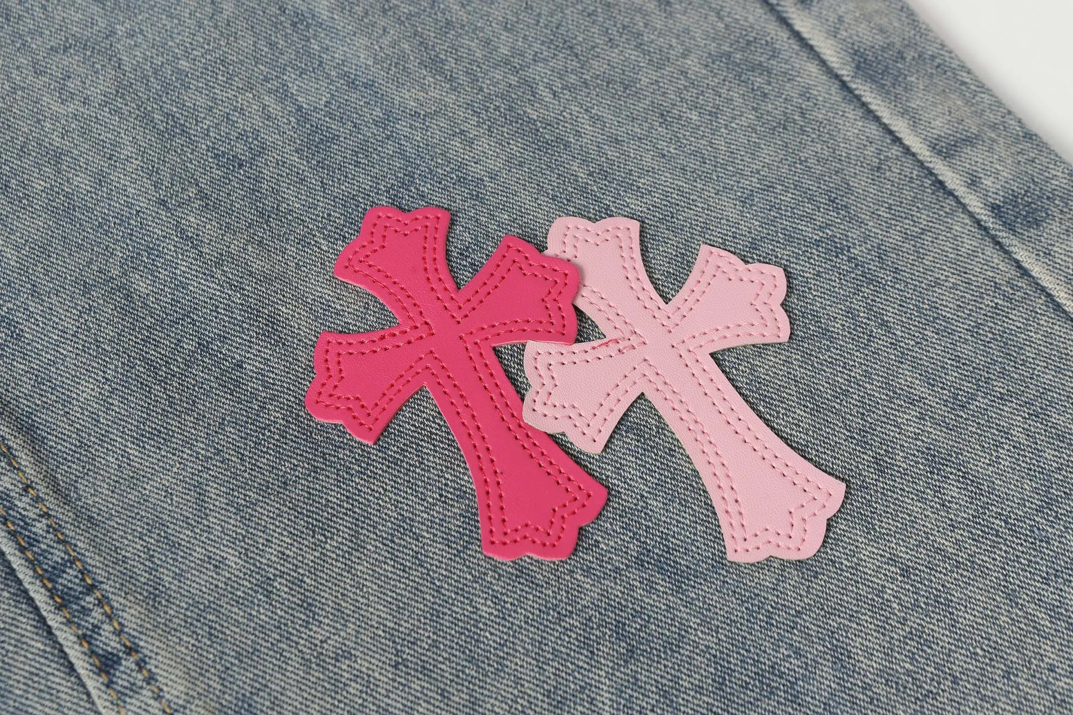 P260 Cross-border model, please do not place an order if you are pursuing quality - Chrome Hearts/Chrome Hearts Cross ✝️Pink embroidered washed jeans, trousers and casual pants - High weight, high density and high quality. The wool is soft, delicate and skin-friendly. It feels soft and silky. It has excellent warmth and skin-friendly properties. - Custom-woven and dyed, no color difference. No matter the fabric or workmanship details, it beats the ordinary version on the market. - Hardware zipper accessories are all customized, full of details - Color: washed blue -Size: 28 30 32 34 36